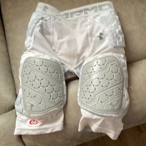 Boys Under Armor size youth small girdle.